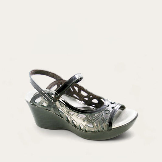 DELUXE-Black_Patent_Metallic_Road_Lthr-1_21682fcf-fa76-4ec0-a3cd-7150639bd753