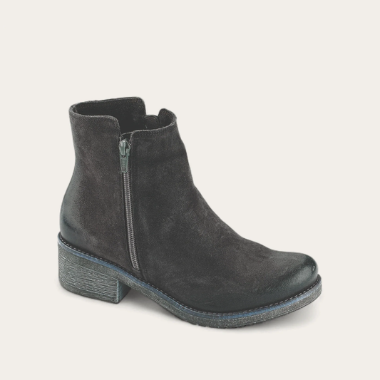Wander-_Brushed_Oily_Midnight_Suede