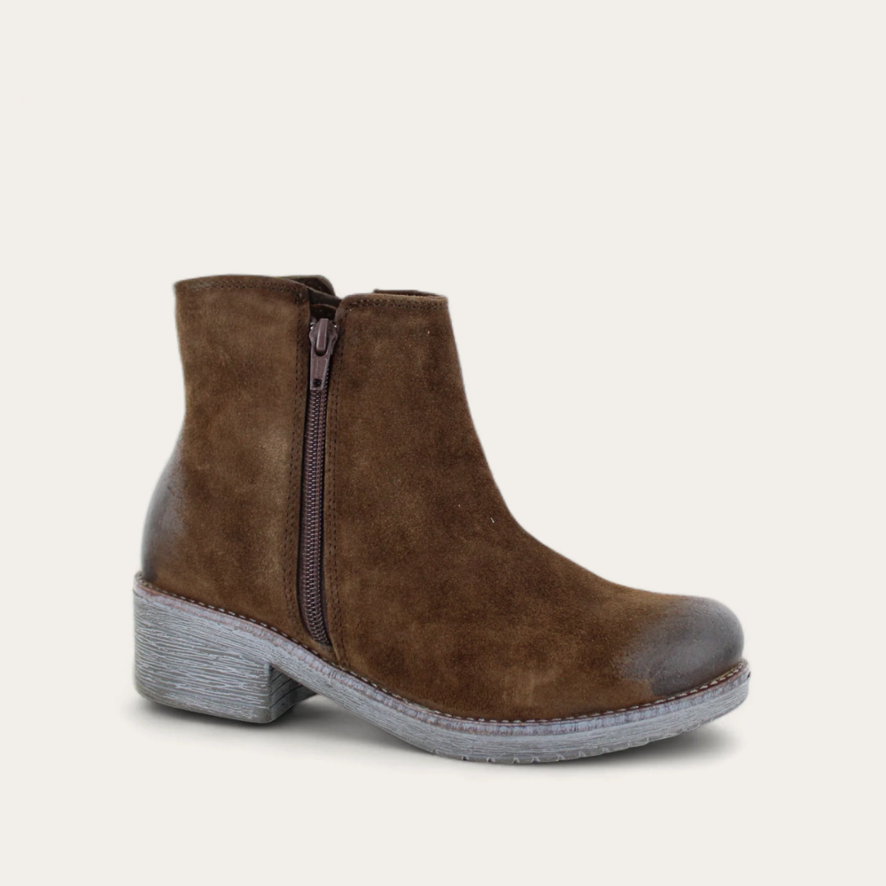 Wander-_Brushed_Seal_Brown_Suede